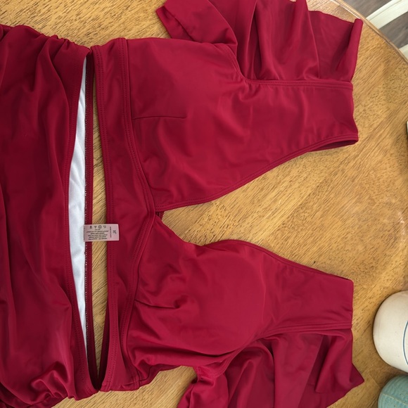 Elegant Red Ruffled Bikini Set - Picture 3 of 3